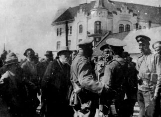 Президент міста Львова Т. Рутовський передає символічні ключі від міста російському генералу В. Роде. На задньому плані – будівля Львівської ЗОШ № 63 на вул. Личаківській, 179. Світлину зроблено 3 вересня 1914 р.