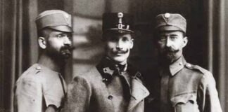 Лонгин Цегельський (праворуч) очолив переговори з боку ЗУНР про об'єднання двох республік. Поруч з ним Іван Боберський та Михайло Волошин. Фото 1918 року