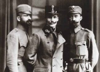 Лонгин Цегельський (праворуч) очолив переговори з боку ЗУНР про об'єднання двох республік. Поруч з ним Іван Боберський та Михайло Волошин. Фото 1918 року