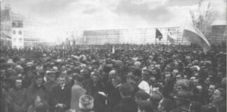 Софійська площа. Читають Акт злуки. Зліва видно тріумфальну арку