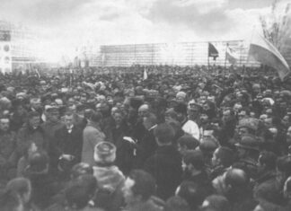 Софійська площа. Читають Акт злуки. Зліва видно тріумфальну арку