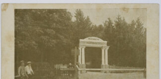 Пустомити, в’їздна брама до купально-лікувального закладу, 1906 р.