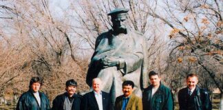 Форт-Шевченко: львівська делегація біля пам’ятника Кобзареві разом з директором музею Амалбеком