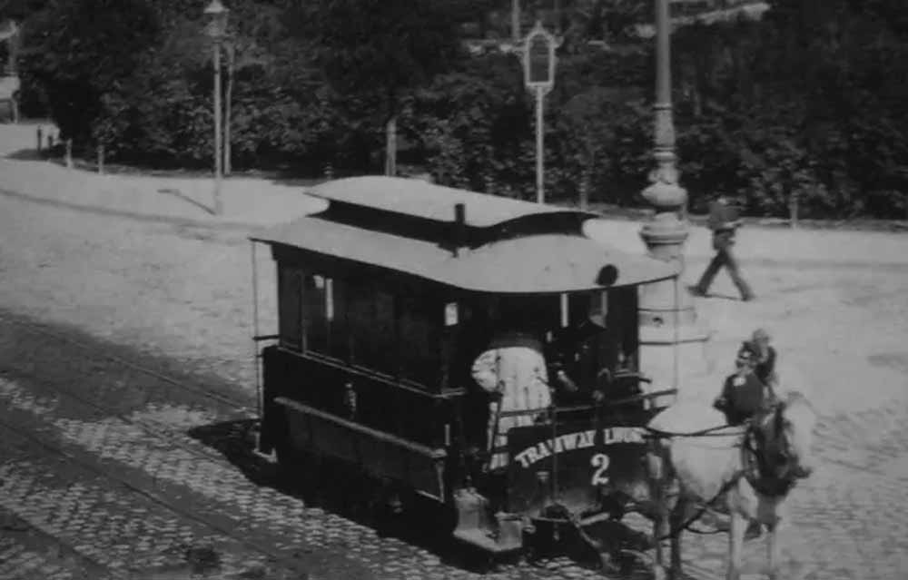 Вагон закритого типу № 2 львівського кінного трамвая, виготовлений у місті Граці. Світлина кінця ХІХ століття