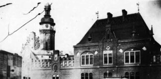 Вагон кінного трамвая закритого типу на кінцевій зупинці на площі Цлови (Митній). На світлині видно, що вагон немає маршрутних таблиць. Світлина 1880-х рр.