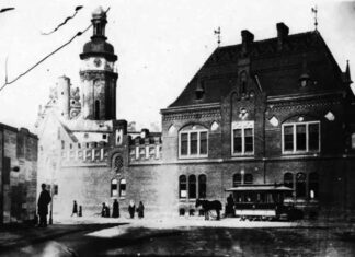 Вагон кінного трамвая закритого типу на кінцевій зупинці на площі Цлови (Митній). На світлині видно, що вагон немає маршрутних таблиць. Світлина 1880-х рр.