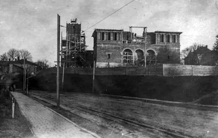 Трамвайна лінія до ст. Личаків по сучасній вул. Долішній і будівництво костелу Матері Божої Острабрамської. Початок 1930-х рр.