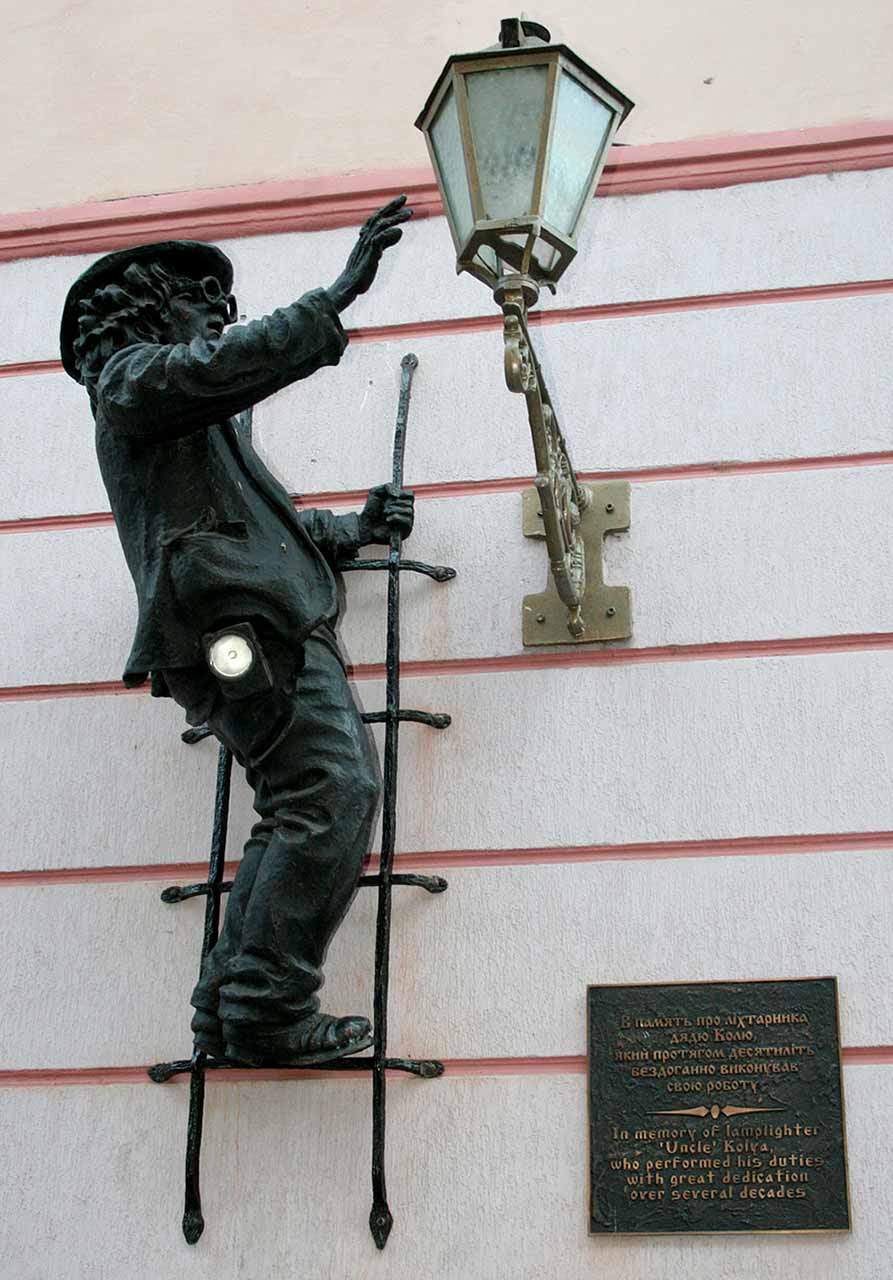 Пам’ятник ліхтарнику в Ужгороді, відкритий у 2010 р. Автор – Михайло Колодко. Сучасна світлина