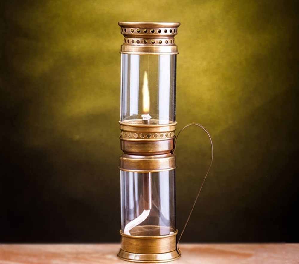 Так виглядала перша гасова лампа, створена львівським бляхарем Адамом Братковським за ескізами Яна Зеха