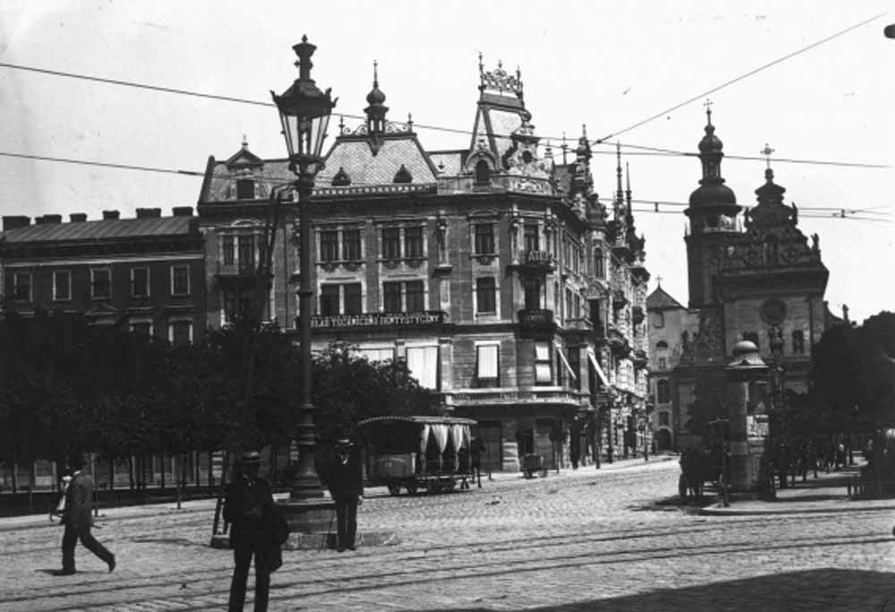 Газовий ліхтар та вагон кінного трамвая на площі Галицькій у Львові. Світлина початку ХХ ст.