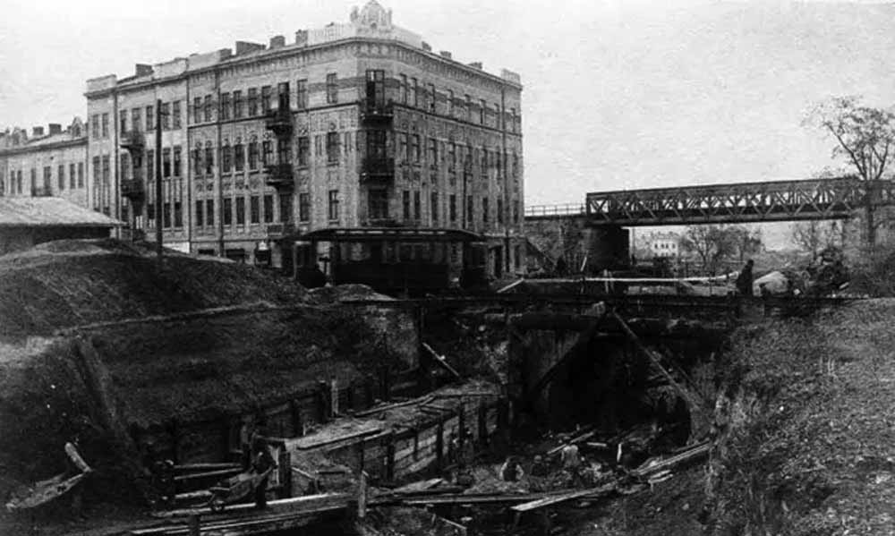 Трамвайний вагон на службовій лінії до міської газівні. На світлині видно роботи по будівництву колектора для річки Полтви. Світлина початку 1920-х рр.