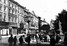 Львів у сутінках, або як галичани перемагали темряву та розважалися без електрики Газовий ліхтар на площі Ринок. Біля нього бачимо драбину, якою користувався ліхтарник, щоб запалити світильник. Світлина початку ХХ століття. Ці ліхтарі у 1950-х рр. були перероблені в електричні