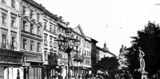 Львів у сутінках, або як галичани перемагали темряву та розважалися без електрики Газовий ліхтар на площі Ринок. Біля нього бачимо драбину, якою користувався ліхтарник, щоб запалити світильник. Світлина початку ХХ століття. Ці ліхтарі у 1950-х рр. були перероблені в електричні