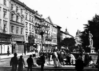 Газовий ліхтар на площі Ринок. Біля нього бачимо драбину, якою користувався ліхтарник, щоб запалити світильник. Світлина початку ХХ століття. Ці ліхтарі у 1950-х рр. були перероблені в електричні