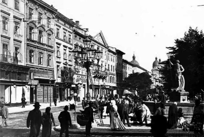 Газовий ліхтар на площі Ринок. Біля нього бачимо драбину, якою користувався ліхтарник, щоб запалити світильник. Світлина початку ХХ століття. Ці ліхтарі у 1950-х рр. були перероблені в електричні