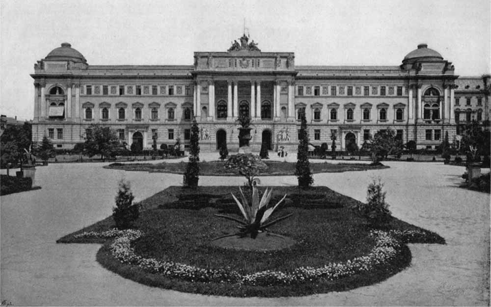 Будівля Галицького крайового сейму (нині – головний корпус ЛНУ ім. Івана Франка), яка у 1882 р. першою у Львові отримала електричне освітлення. Світлина Едварда Тшемеського, 1898 р.