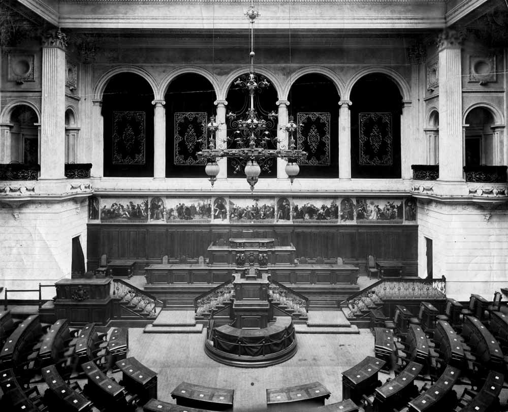 Зала засідань Галицького крайового сейму із великою люстрою із електричними світильниками. Світлина кінця ХІХ ст.