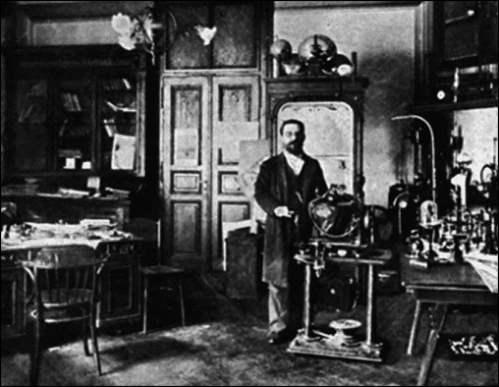 Львівський винахідник, фотограф, інженер-електротехнік Ф. Рихновський у своїй лабораторії