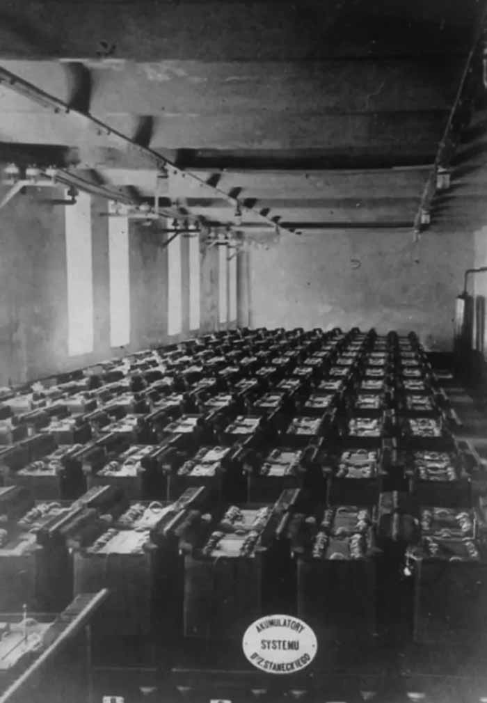 Тягова акумуляторна батарея, конструкцію якої розробив інженер МЗЕ Зигмунт Станецький. 1903 р. Світлина із колекції ПрАТ «Львівобленерго»