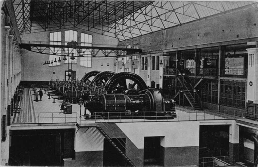 Машинний зал львівської міської електростанції змінного струму. 1910-ті рр. Світлина Марека Мюнца