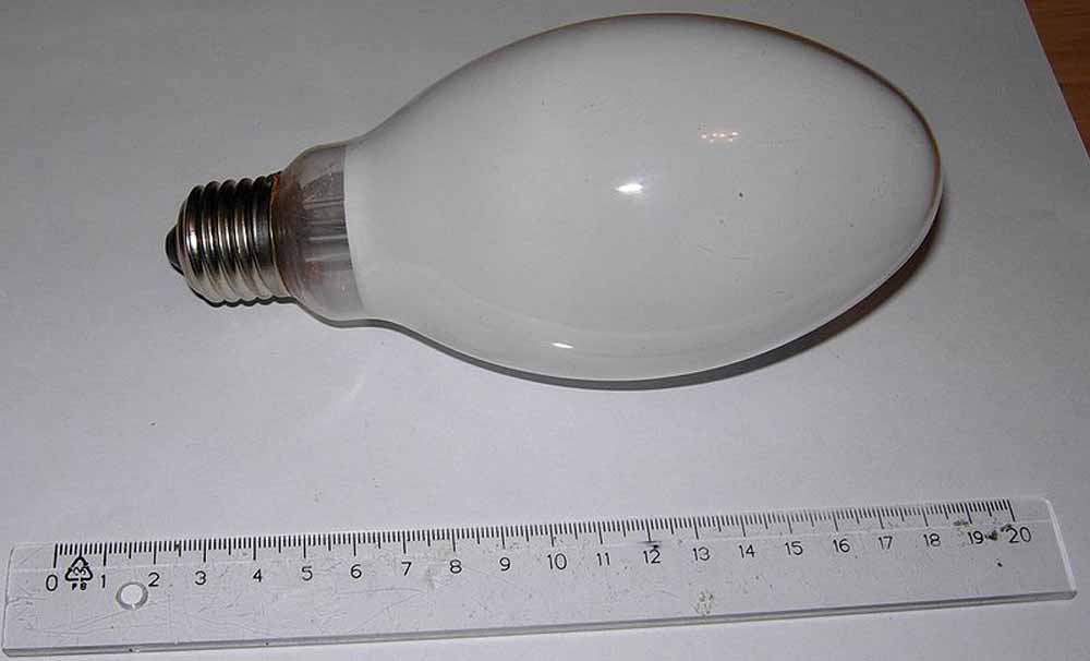 Ртутна газорозрядна лампа (ДРЛ). Такі лампи до початку 2000-х рр. активно використовувалися для вуличного освітлення у Львові і видавали світло із синьо-зеленим відтінком. Сучасна світлина