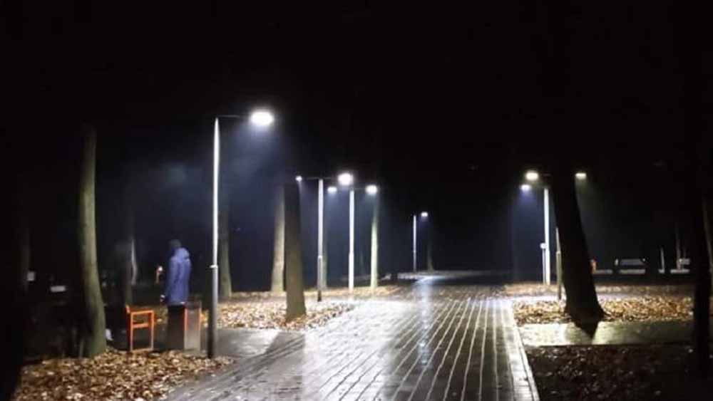 Світлодіодні вуличні світильники в одному із львівських парків. Сучасна світлина