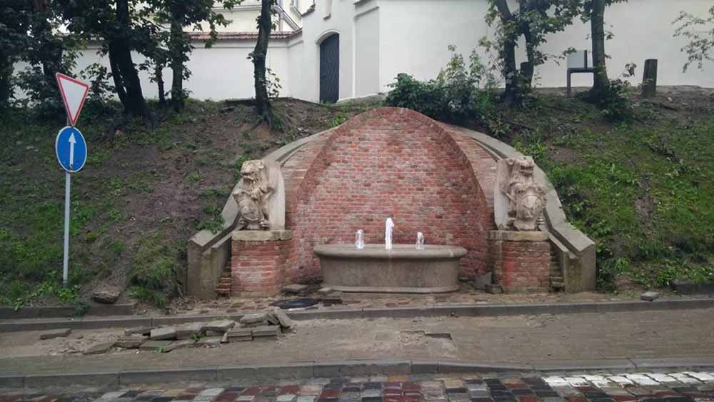 Криниця із левами на вул. Коперника після відновлення. 2018 р.