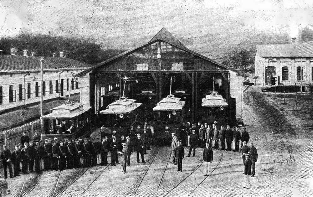 Колектив підприємства Львівського електричного трамвая біля ангару трамвайного депо на вул. Вулецькій (Сахарова). Світлина 1894 р., зроблена перед пуском електричного трамвая із колекції Томаша Дивана