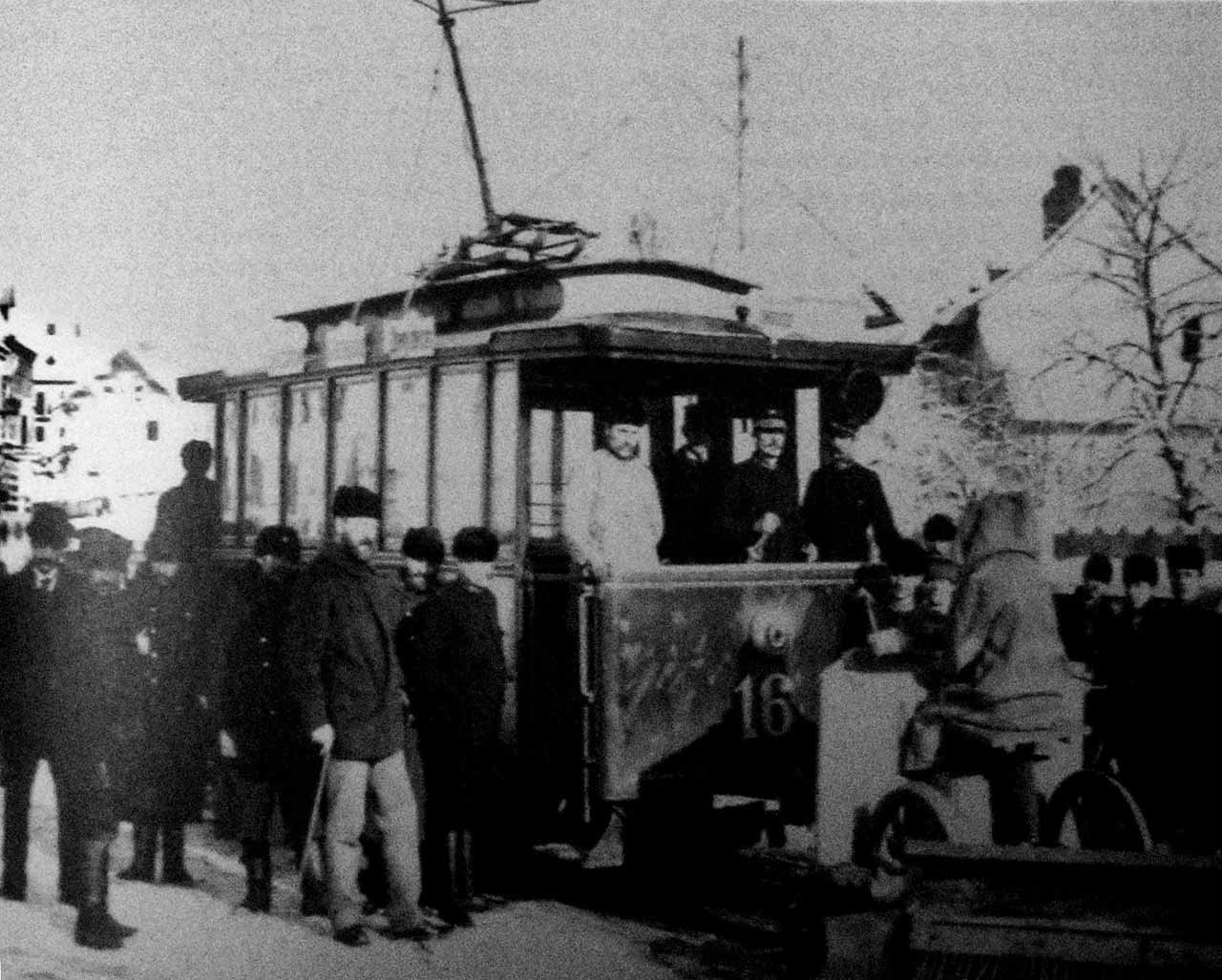 Електричний трамвай, виготовлений у м. Граці, оснащений плугом-снігоочисником. Світлина кінця ХІХ ст.