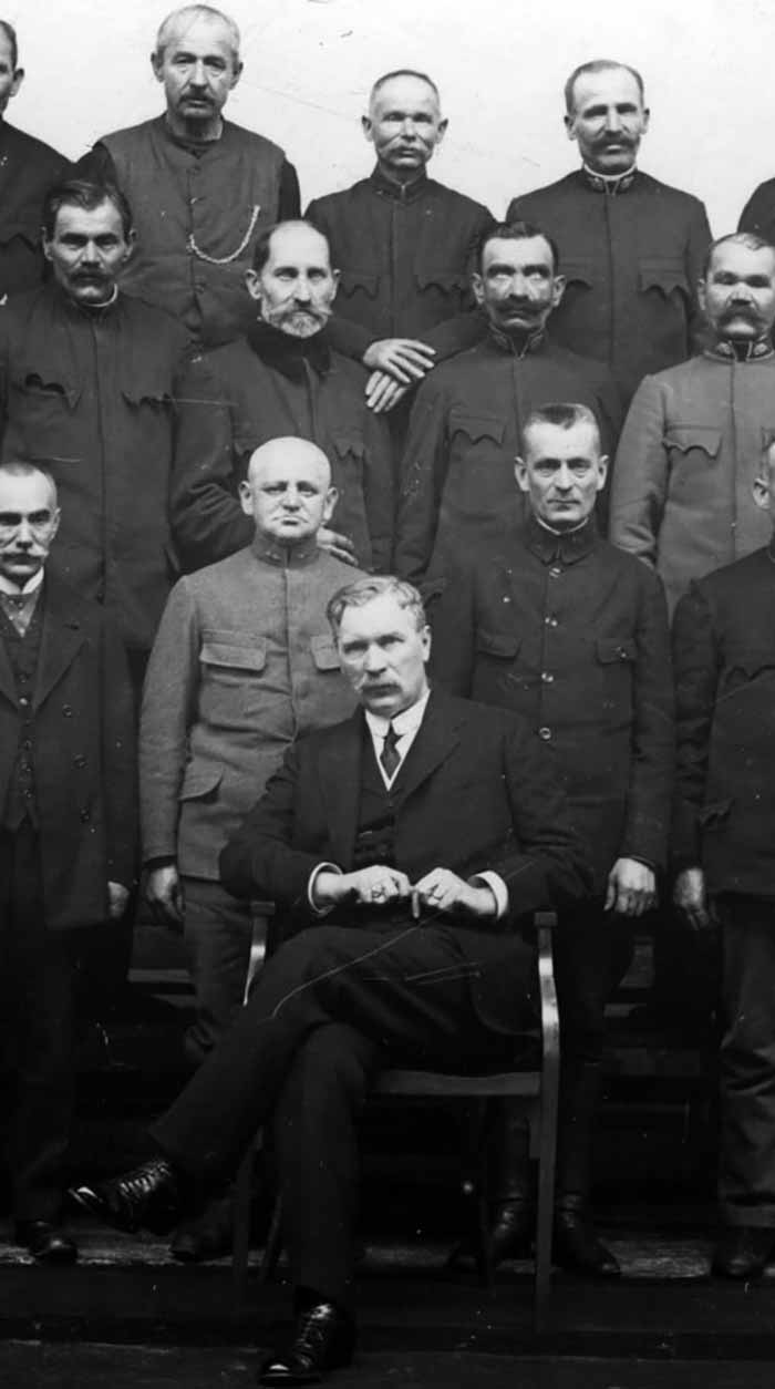 Йозеф Томицький і працівники Міських закладів електричних. Світлина початку 1920-х рр.