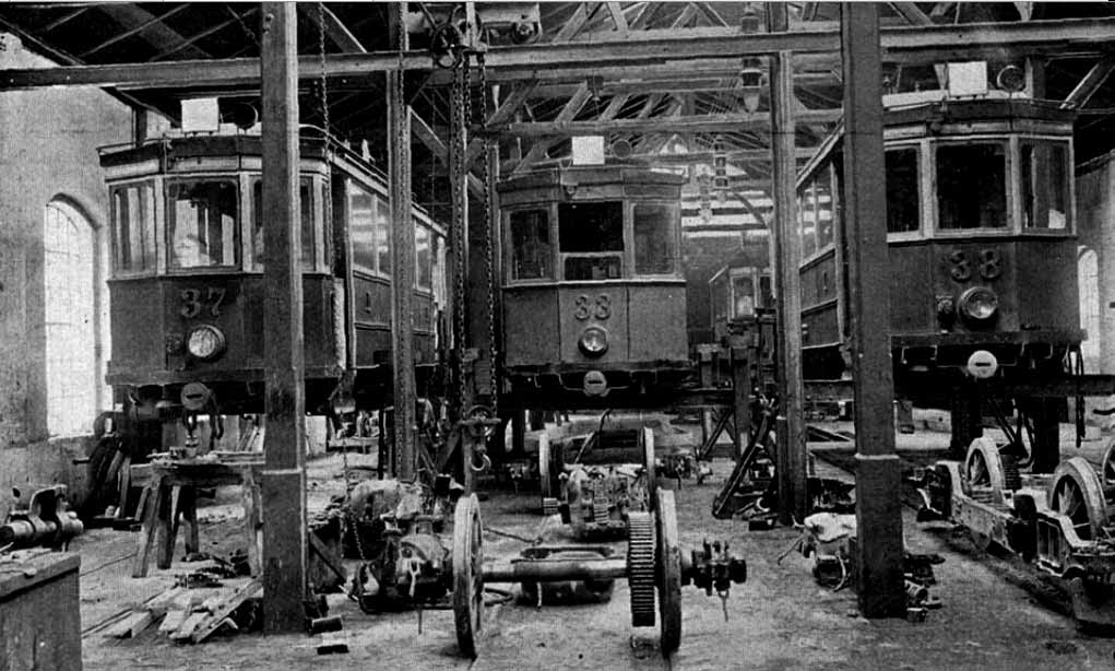 Ремонт трамвайних вагонів «Sanok» у трамвайному депо на вул. Вулецькій (Сахарова). Світлина 1912 р. із колекції Томаша Дивана
