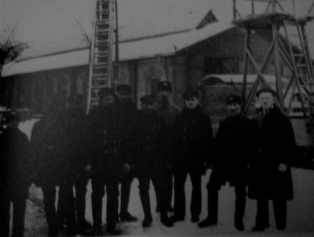 Йозеф Томицький і працівники трамвайного депо. Світлина початку 1920-х рр.