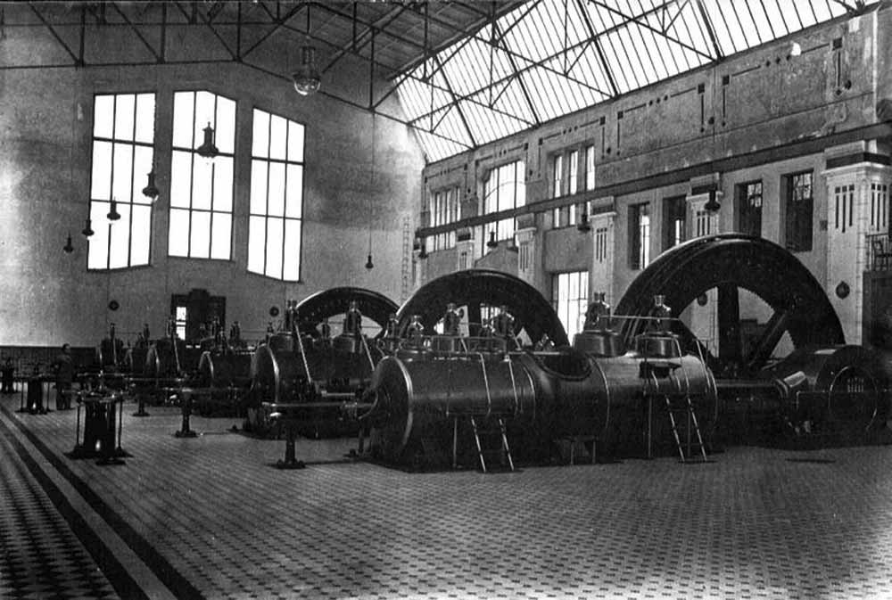 У машинному залі електростанції постійного струму. Світлина 1910-х рр.