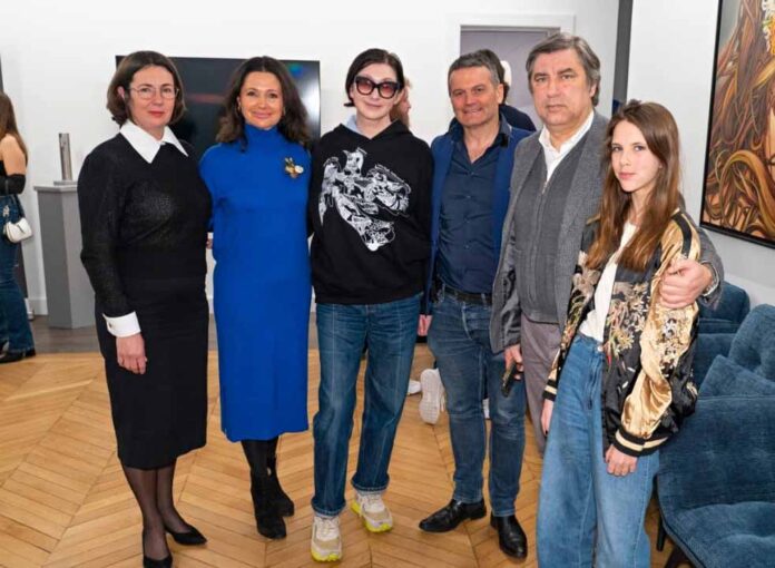 Посол України у Франції Вадим Омельченко та Наталія Омельченко з донькою, Лілі та П'єр Майо, Оксана Караванська