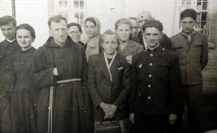 Серафим Кашуба з прихожанами на Волині в перші повоєнні роки