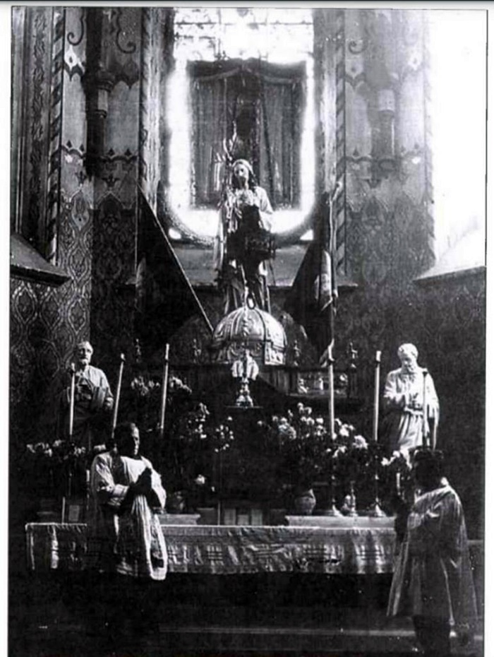 Отець Серафим (ліворуч) біля головного вівтаря костелу Святого Антонія у Рівному, 1957 рік