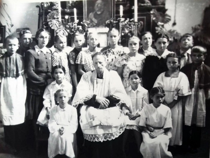 Серафим Кашуба і юні прихожани, Рівне. костел Св. Антонія 