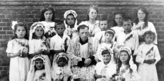 Перше причастя, отець Серафим з дітьми біля стін костелу Св. Антонія у Рівному, 1946 рік