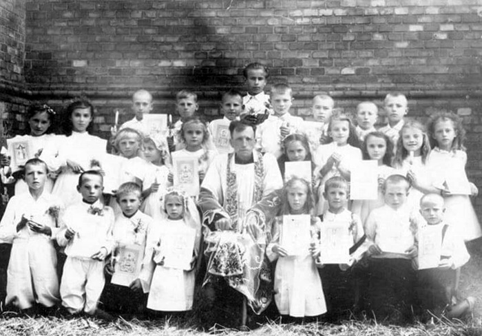 Після першого причастя, отець Серафим з дітьми, Рівне, костел Св. Антонія, 1946 рік