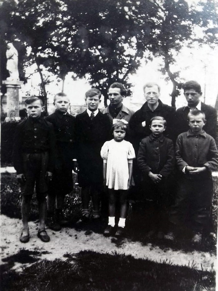 Серафим Кашуба в костельному саду з прихожанами і міністрантами (служками), Рівне, 1945 рік