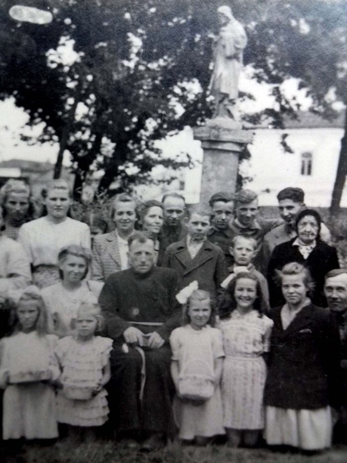 Отець Кашуба зі спільнотою біля костелу Св. Антонія