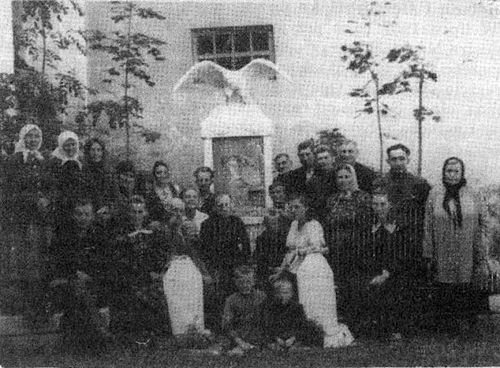 Серафим Кашуба з прихожанами на території костелу Св. Антонія у Корці біля пам’ятника загиблим польським воякам 