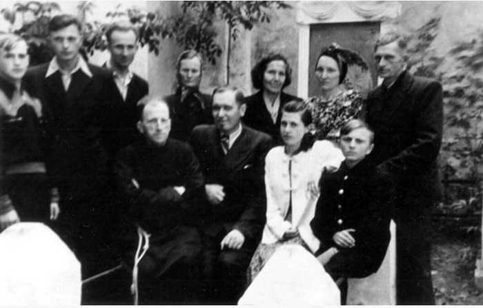 Корець, костел Св. Антонія, отець Серафим з прихожанами