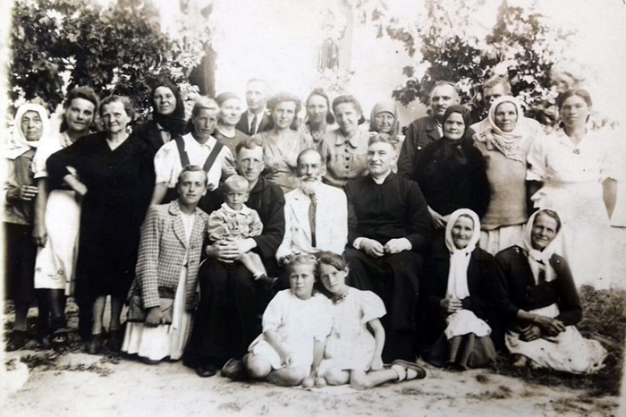 Корець, парафіяни з улюбленим священником 