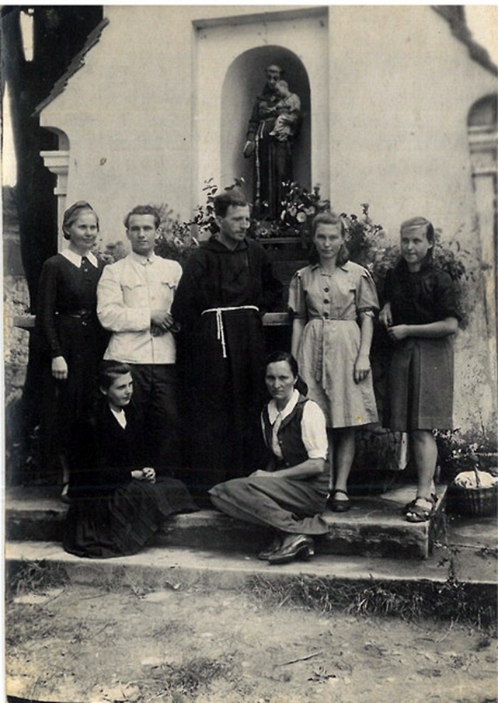 Корець, костел, отець Серафим з прихожанами біля фігури Св. Антонія, перевезеної Серафимом Кашубою із зачиненого костелу в Олександрії