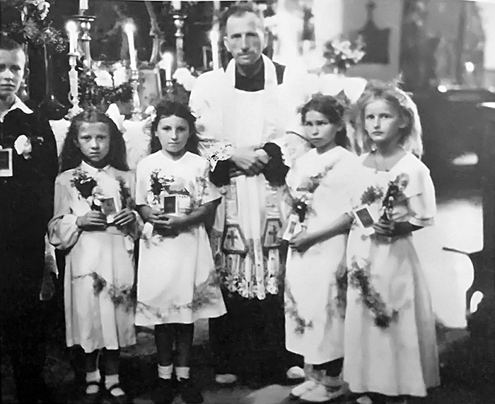 Дубно, 1956 рік. З родинного архіву Марії Божко. Перше причастя (стоїть друга справа)