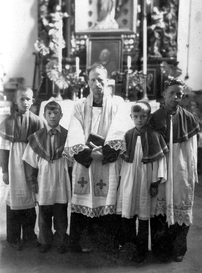 Серафим Кашуба зі служками 