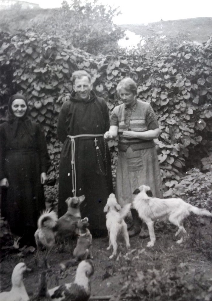 Теофілія Островська (ліворуч), яка стала зв’язковою отця Серафима в період гонінь