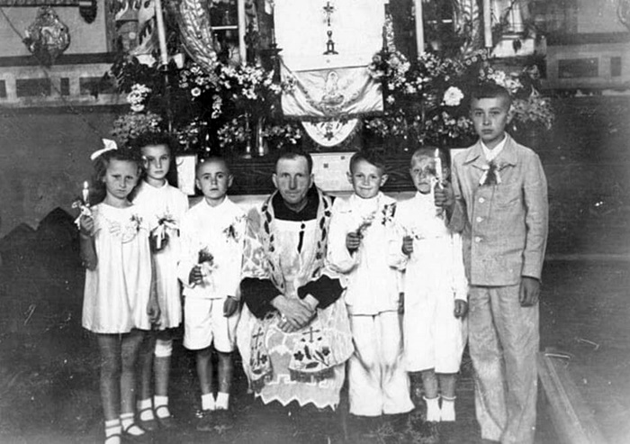 Серафим Кашуба з дітьми в Рівненському костелі