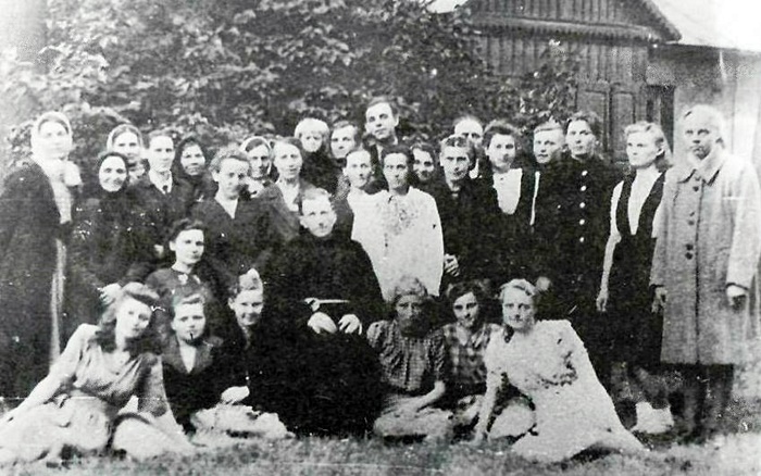 Серафим Кашуба з вірними поблизу плебанії у Здолбунові, 1950 рік